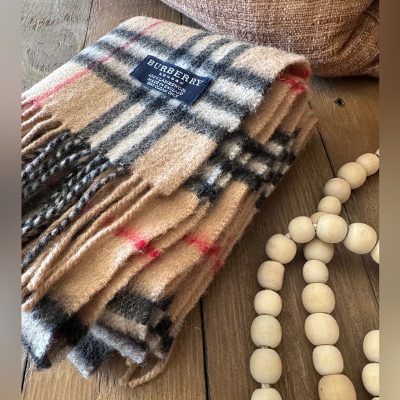 BURBERRY London Scarf in Traditional Novacheck Colorway. Excellent condition. - Picture 4 of 8